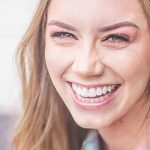 Retrato de Laura Sánchez, CMO de HealthyFit, satisfecha con +15 % de ingresos extra.